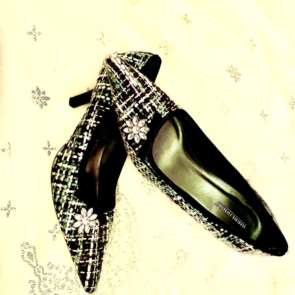 Highlights navy blue, white and light blue heals